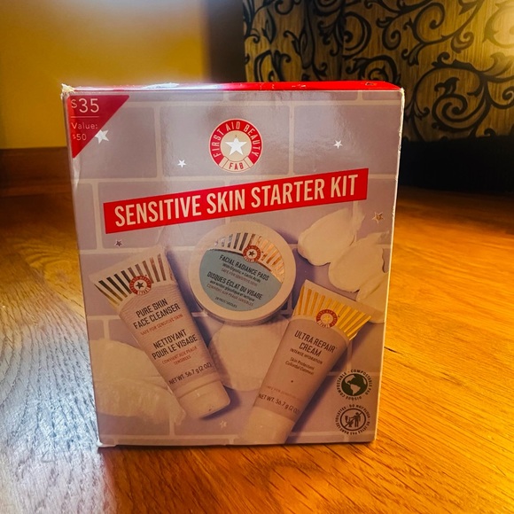 First Aid Beauty Sensitive Skin Starter Kit- missing the Facial Radiance Pads - Picture 1 of 7